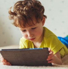 آیا  سپری کردن زمان طولانی مقابل صفحه نمایش برای بچه ها بد است؟