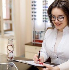 تفاوت بین چشم‌پزشک، اپتومتریست و عینک ­ساز