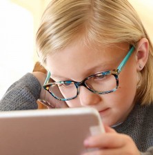 آیا شیشه های عینک نور آبی برای کودکان موثر است؟