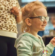 چگونه کودک خود را به عینک زدن تشویق کنیم؟