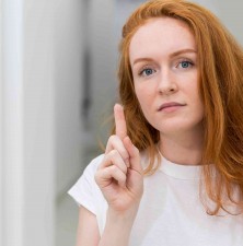 چگونه لنزرا در چشمان خود قرار دهیم