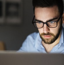 پنج علت مهم برای استفاده از عینک نور آبی